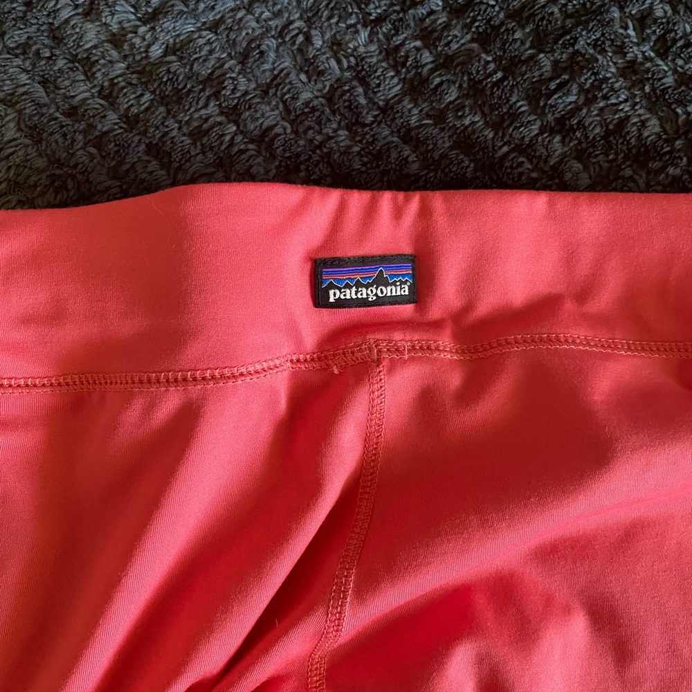 Girls Patagonia cape line base layer